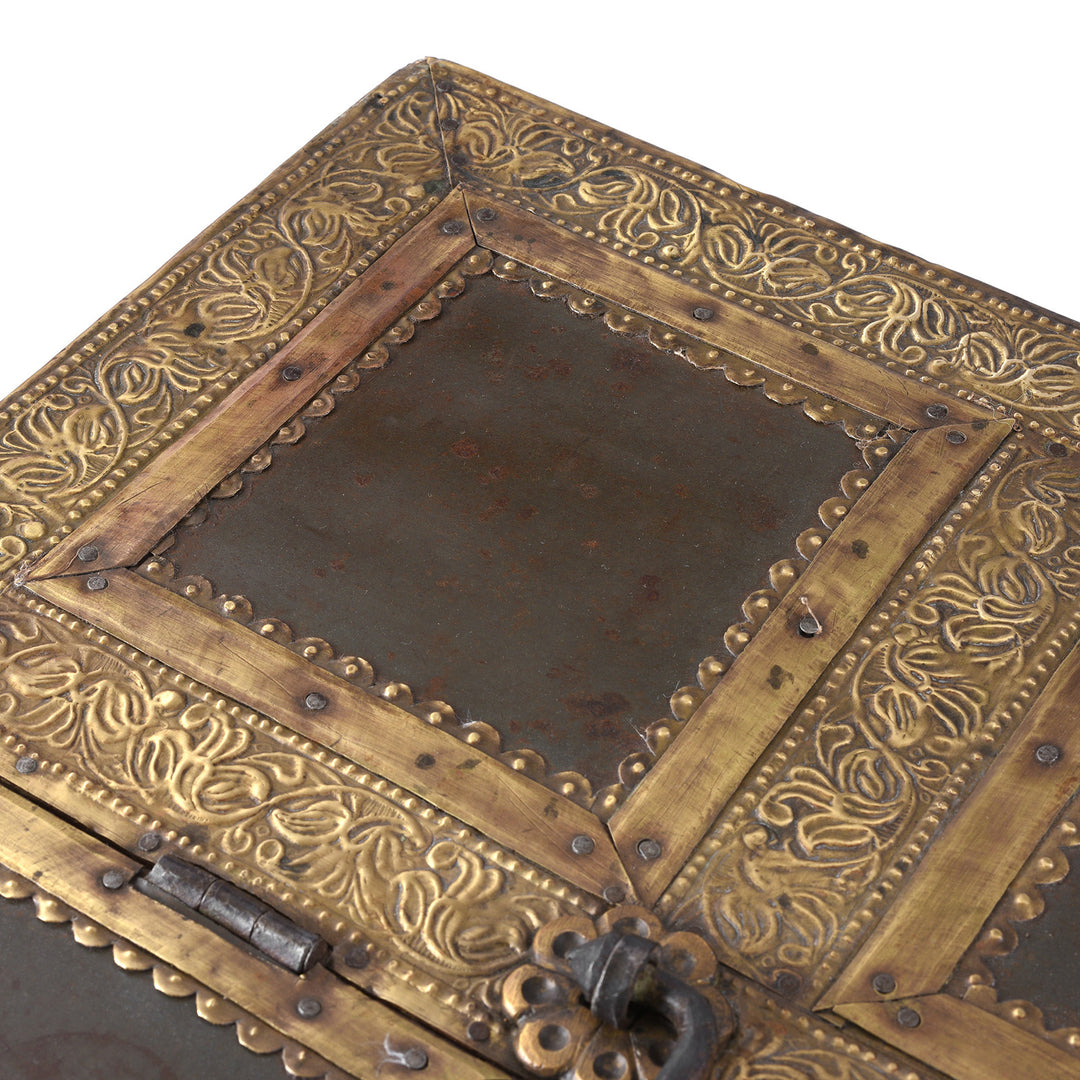 Top Corner Detail SHowing Etching On The Top Of Antique Indian Shekhawati Trousseau Box | Indigo Antiques