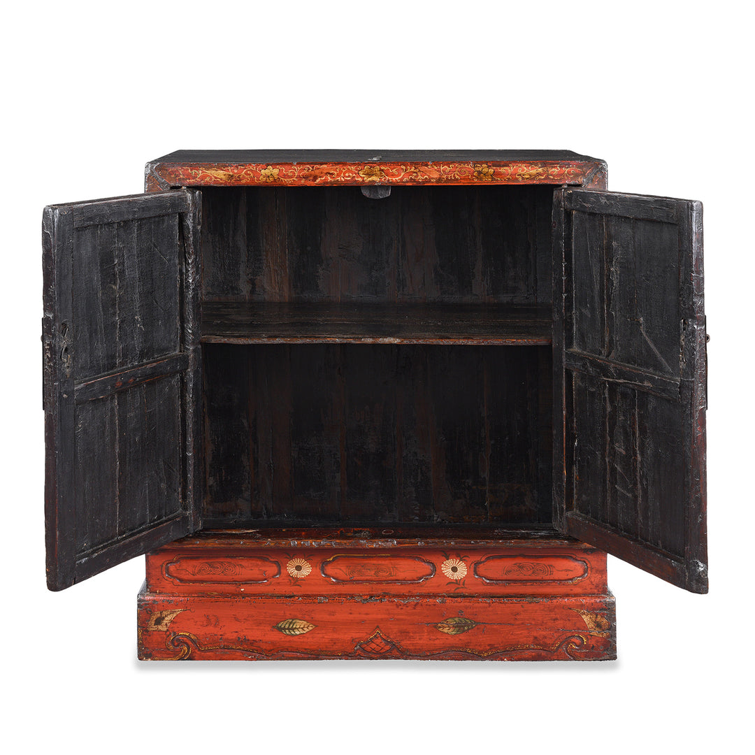 Open Doors View Of Gilt Red Lacquer Book Cabinet From Shanxi - 19Th Century