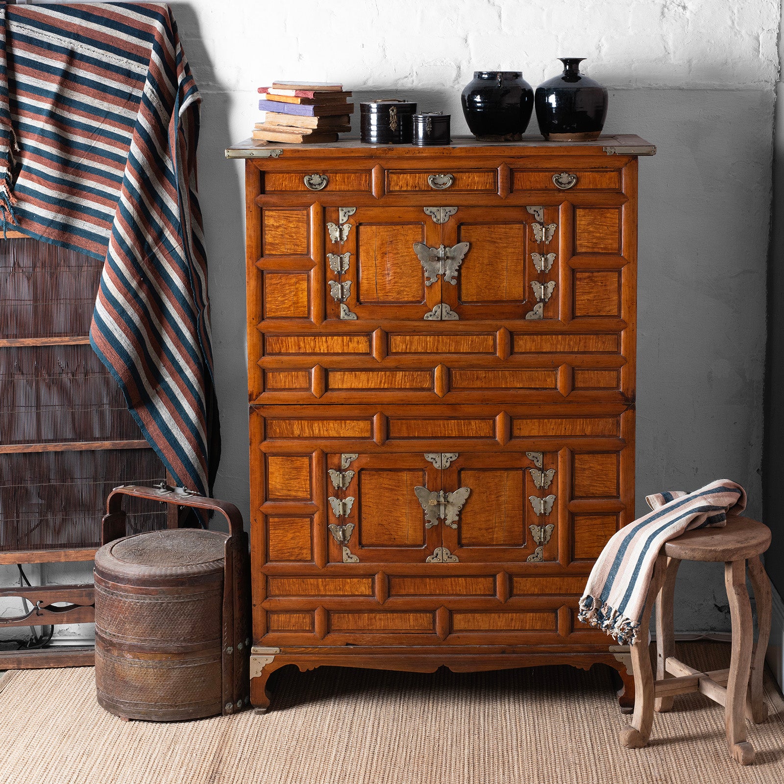 洋書　希少　Traditional Korean Furniture　韓国の家具 Korean Ich'Ung Jang Cabinet on Stand - 19thC | Indigo Antiques