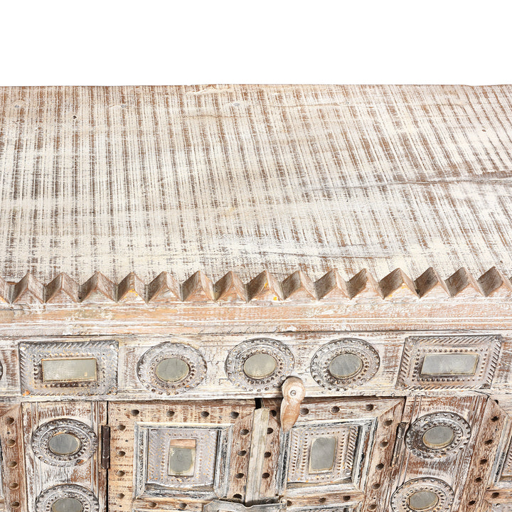 Top detail of an Indian 'Damchiya' Dowry Chest From Kutch - Ca 1920 | Indigo Antiques