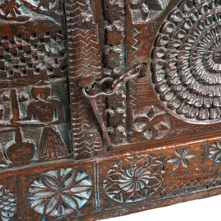 Latch Detail From Antique Indian Teak "Damchiya" Dowry Chest From Saurashtra - 19th Century | Indigo Antiques