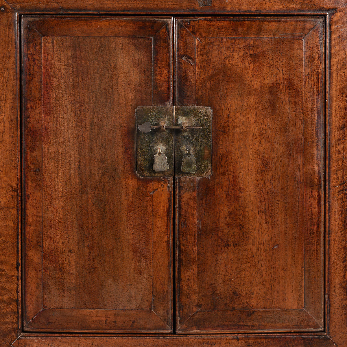 Wood grain detail on an Antique Chinese Shanxi Walnut (fake huanghuali) Sideboard Altar Cabinet - 18th Century | Indigo Antiques