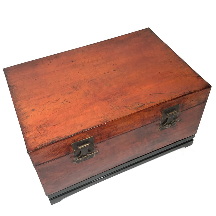 Top view of an antique leather Chinese trunk from Shanxi province dating from the 19th century.